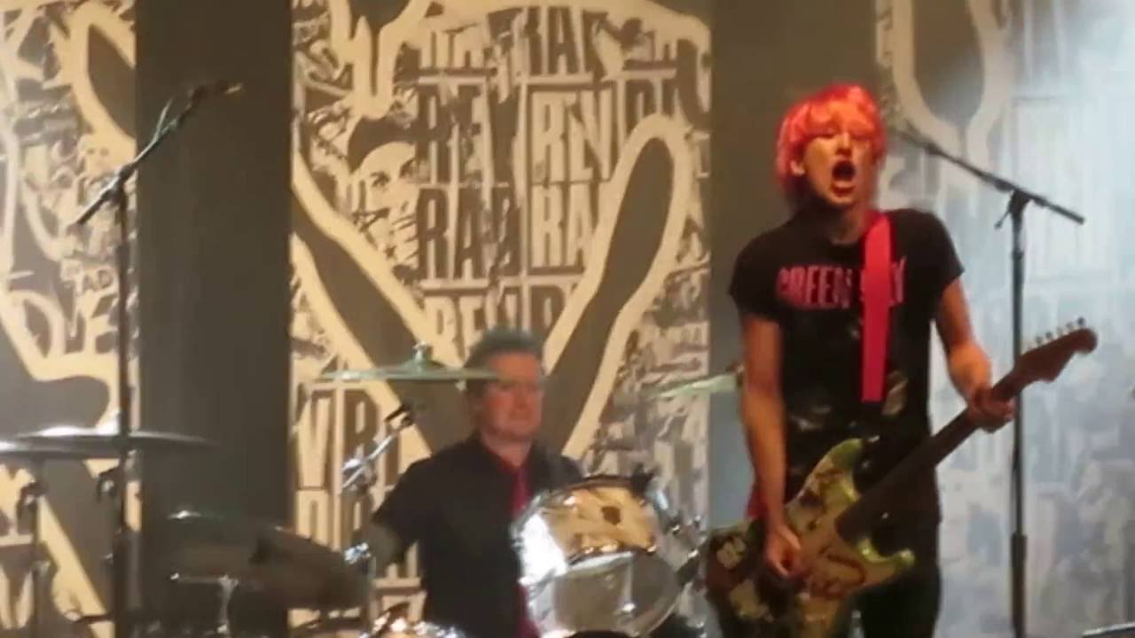 Green Day Fan Gets Invited On Stage And Does An Epic Job Playing Guitar
