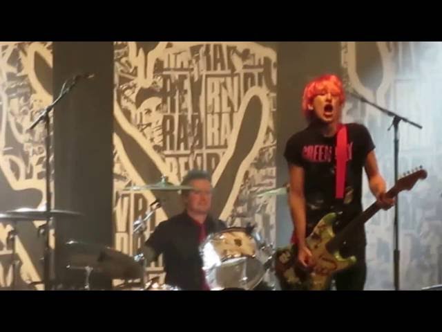 Green Day Fan Gets Invited On Stage And Does An Epic Job Playing Guitar -