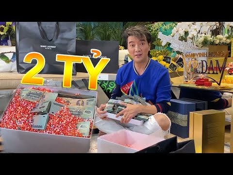 Đàm Vĩnh Hưng đập hộp quà sinh nhật, phát hiện hộp quà toàn tiền mặt trị giá hàng tỷ đồng