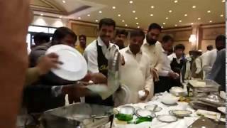 How Pakistani Fight at eating wedding food in Marriage hall | Lahore How Pakistani Fight at eating wedding food in Marriage hall | Lahore