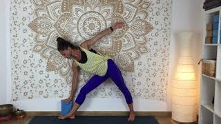 Trikonasana y Ardha chandrasana con soporte en pared