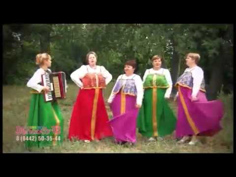 Женщина поет частушки Женщина поет частушки