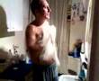 Uomo che si depila i genitali in bagno