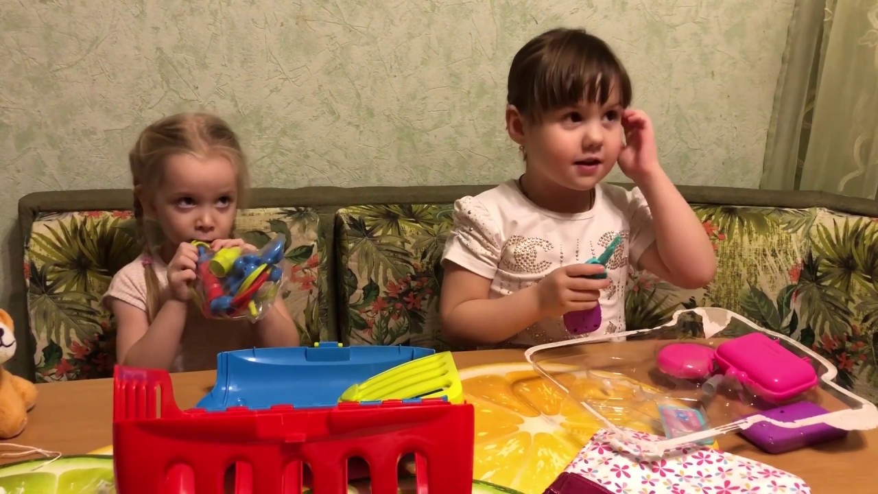 Катя открывает подарки