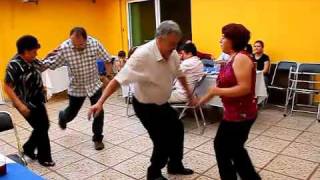 El Tío Pepe bailando Rock and Roll con la Tía Mary. (Super) El Tío Pepe bailando Rock and Roll con la Tía Mary. (Super)