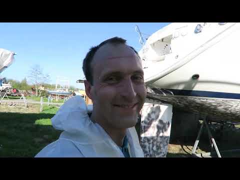 Removing antifouling on a Bavaria Yacht
