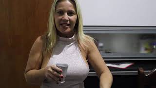 Casal Praiano Desejando Uma Ótima Guarta Feira