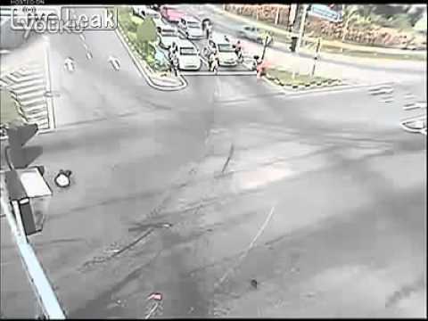 Lần cuối tôi thấy các anh ấy vượt đèn đỏ. 1 hit bay cả 3 em luôn