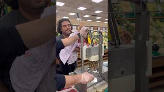 Babamla Beraber Markette Ananası Kesmeye Çalışıyoruz