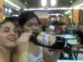 PAO Y LAU CON LA BOTELLA