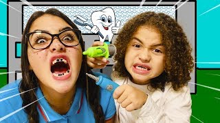 RYAN FINGE SER DENTISTA E ATENDE VÁRIOS PACIENTES - Kids Pretend Play Dentist With Toys
