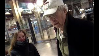 Chevy Chase signing autographs in Paris (Part 1)
