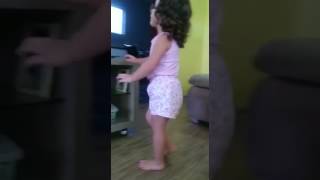 Mini Anitta Dançando Bang