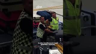 Havalimanında Neşeli Anlar Görevliler Turistin Kamerasına Poz Verdi