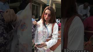 Khawaja Sara Anaya Pose In Hurry For Lunch