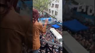 Cristina Kirchner Salió Al Balcón A Saludar A Militantes En El Día 100 De Su Detención Domiciliaria