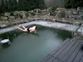 image Lucu Kocak Cowok Lompat Ke Kolam Renang Es