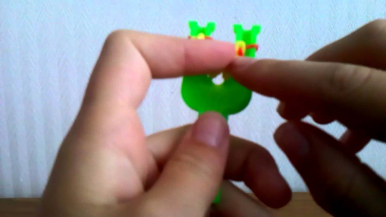 Поделки из резинок на рогатке брелок