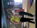 chica rubia baila reggaeton