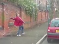 Britânico bebado não consegue subir a rua - youtube