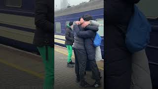 🥹 Вони НАРЕШТІ ЗУСТРІЛИСЬ! Зворушливі кадри ВОЗЗ'ЄДНАННЯ РОДИНИ. До сліз!