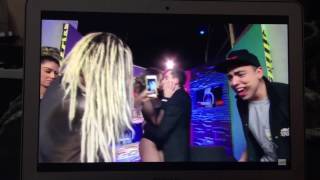 Dudu Camargo Beija Panicat De Língua Na Live Do Youtube.