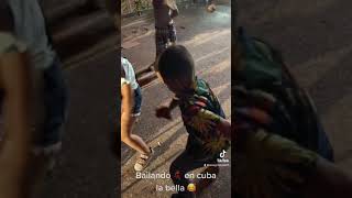 Niña Bailando En Cuba