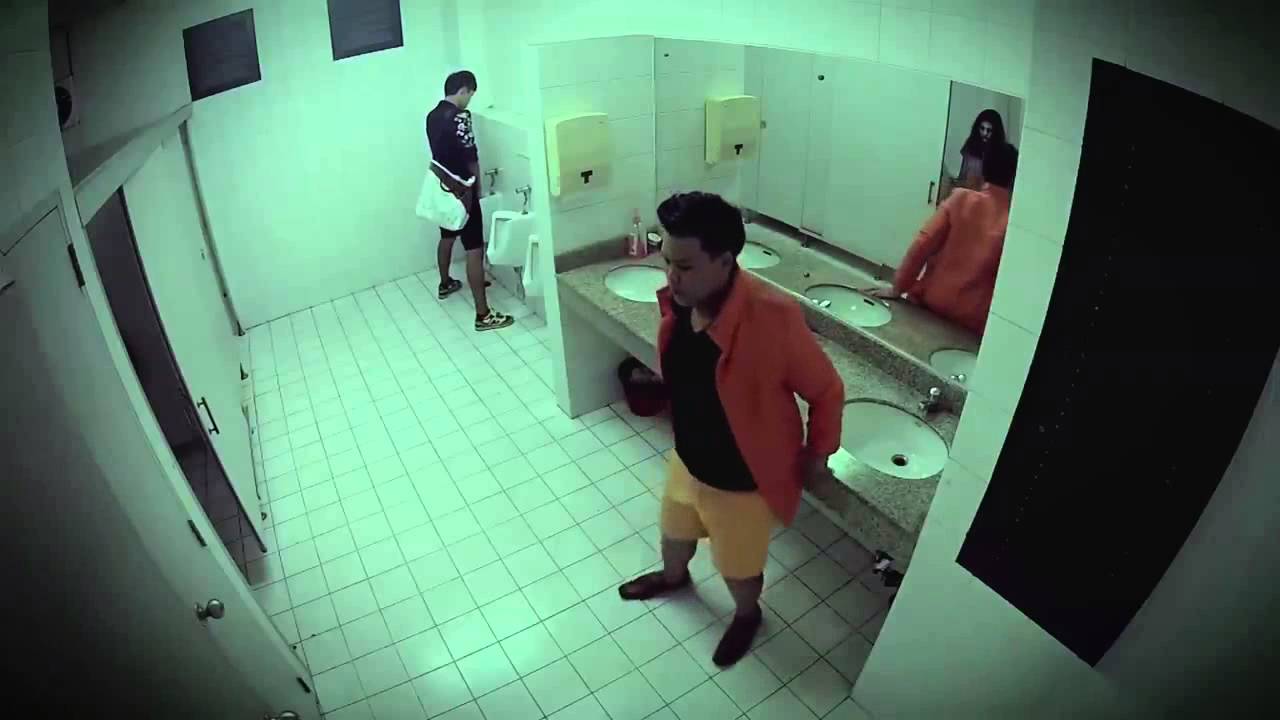 Смотреть скрытая камера в туалете