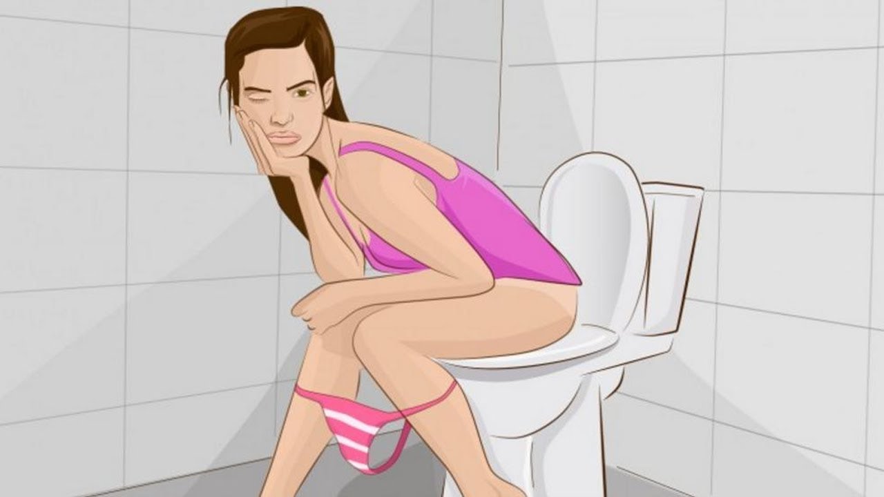Очаровательная модель Маша страстно мастурбирует пальцами в туалете
