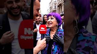 Kadın Mor Saç İstemiş