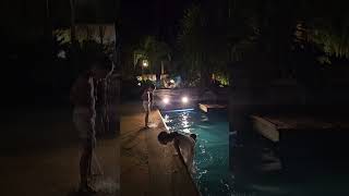 Pulando Na Piscina, De Roupa, No Réveillon. Iniciando 2025 Na Piscina.