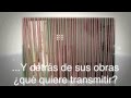 Una madre se desnuda.