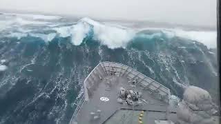 Ships in Storms | 10+ TERRIFYING MONSTER WAVES, Hurricanes & Thunderstorms at Se