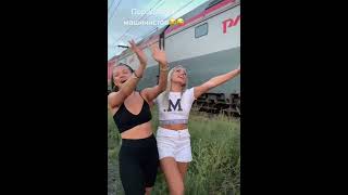 Göğüslerini Geçen Trene Açan Rus Kızları