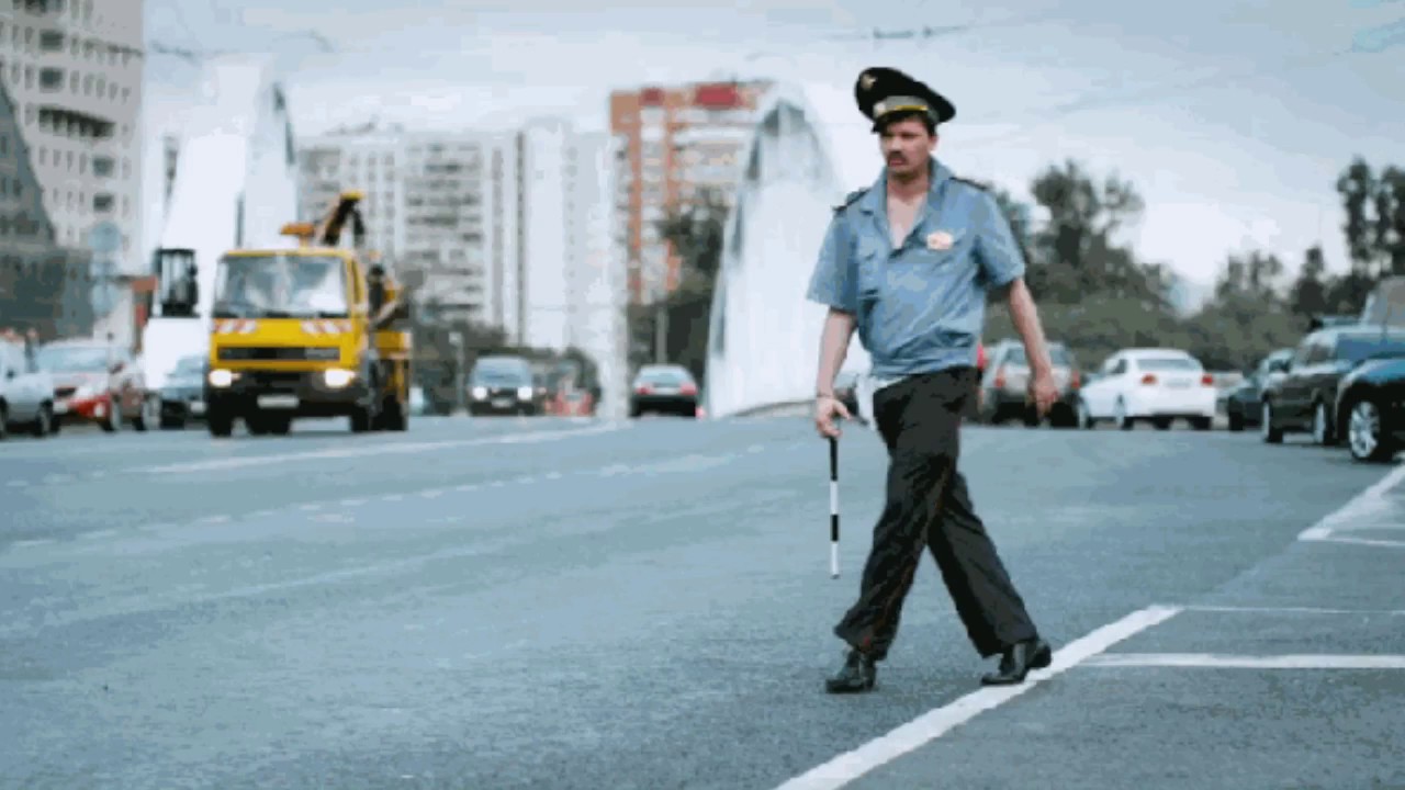 Лысеющий мужик в форме полицейского трахает на улице молодую латинку с повязкой в волосах и кедах
