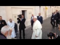 Papa Francisco saluda y bendice a paralítico