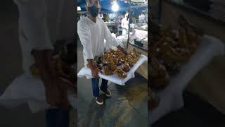 O Vendedor De Bosta Olha A Bosta