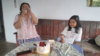 Makan Kue Ulang Tahun