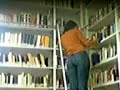 ragazza sulla scala in biblioteca