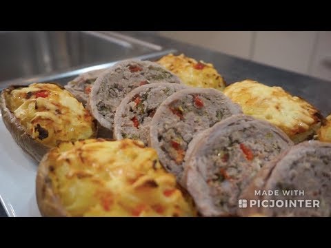 Сочный мясной рулет вместе с гарниром из тушеной картошки в духовке Сочный мясной рулет вместе с гарниром из тушеной картошки в духовке