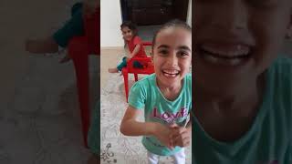 We Played Zeliha, Amine And Frosty Chair Grabbing Game. Çocuklar Sandalye Kapmaca Oyunu Oynuyor.