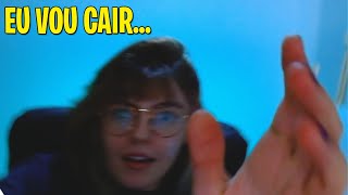 Triz Pariz Quase Cai Da Cadeira