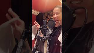Alika en el estudio grabando para un Feat con la banda uruguaya SAK