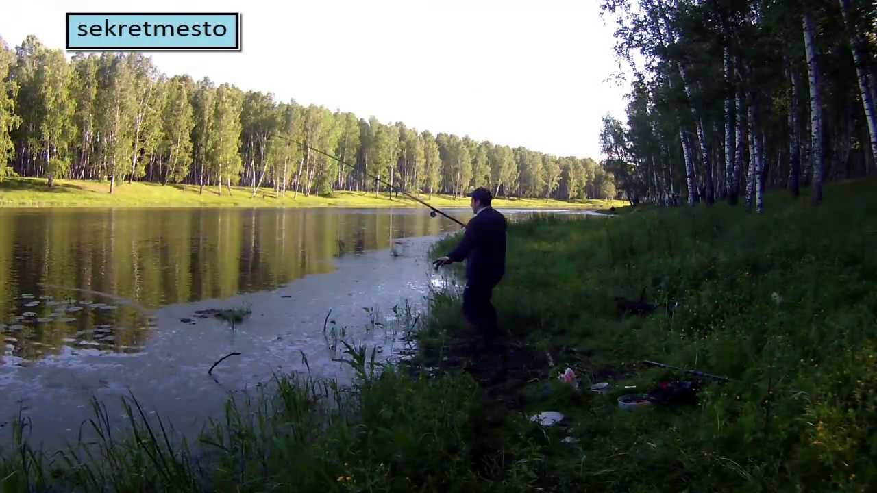 ловля рыбы на озере с лодки осенью ловля рыбы на озере с лодки осенью