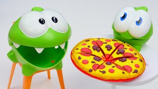 Ам Ням Готовит Пиццу Для Друзей! Игрушки Для Малышей И Развивающие Видео Для Детей