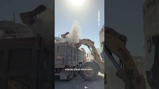 Ateşkes Sonrası Gazzede Yollara Yığılan Molozlar Iş Makineleriyle Temizleniyor