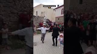 Kafasında 2 Güğümle Oynayan Adam