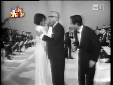 Vittorio De Sica scherza con Lola Falana con l'intervento di Corrado