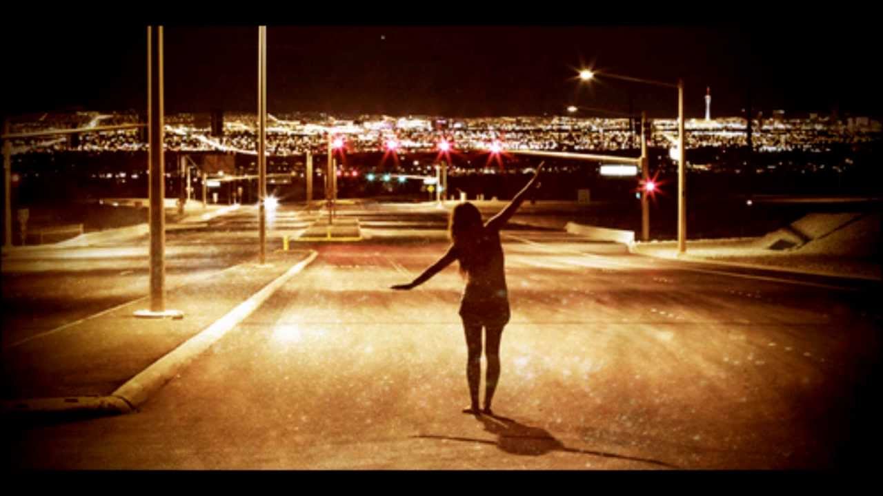 Изабель Дин – девушка без комплексов поэтому показывает свои прелести прямо на фоне ночного города 