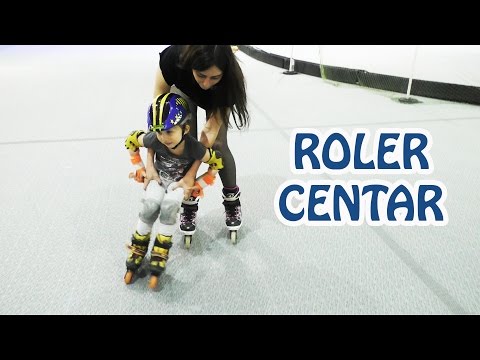 Sonja prvi put vozi ROLERE! Pada i smeje se! Obuka voznje sa instruktorom First Time Roller Skating
